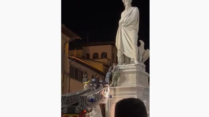 Si arrampica sulla statua Dante a Firenze, portato giù con la gru -  Video 