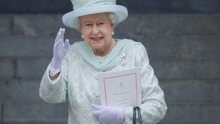 Si rivede la Regina Elisabetta: sollievo nel Regno
