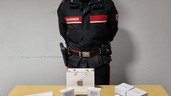 Fidenza, ventenne napoletano "beccato" con dispositivi Apple fasulli da vendere: denunciato