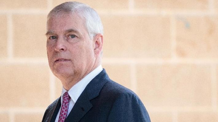  Il principe Andrea rinuncia al suo titolo reale