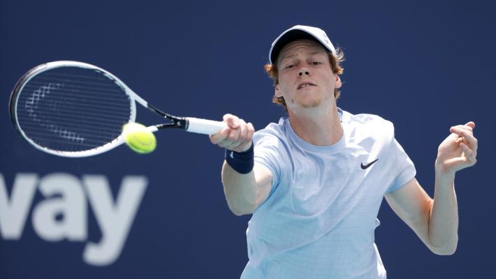 Australian Open, Sinner senza problemi. Avanti Medvedev, Tsitsipas e Rublov. Fuori Murray, Muguruza e Kontaveit. C'è il primo positivo