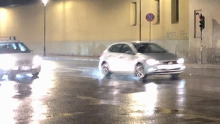 «Paga, mi hai urtato con l'auto», ma non è vero