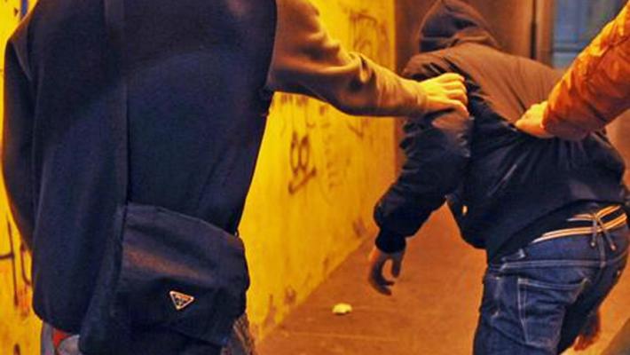 Picchiato dopo un incidente stradale fuori dalla discoteca, gravissimo 32enne 