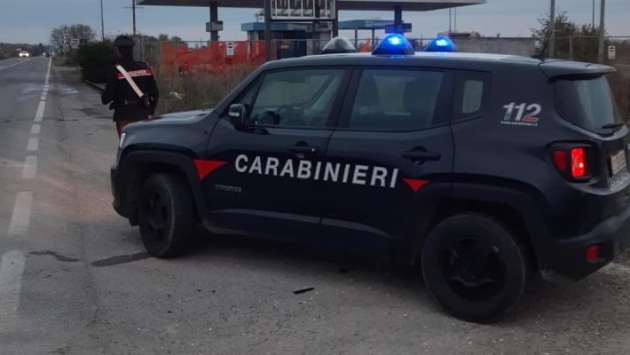 A zig zag sull'Emilia, sorpreso da una pattuglia, abbandona l'auto in una rotatoria e fugge