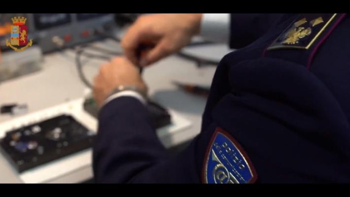 Modella no vax cerca in rete falso green pass, truffata