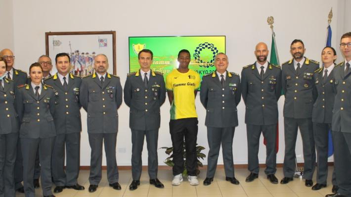 Il finanziere-campione Desalu in visita al comando provinciale delle Fiamme gialle
