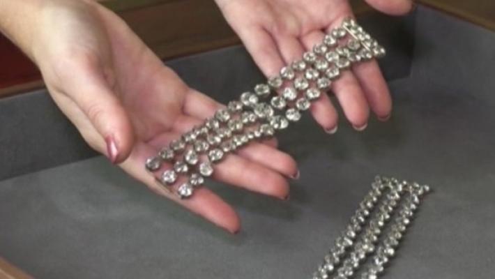 Compra un gioiello in un centro commerciale con una carta di credito rubata a un 90enne, poi tenta la fuga: presa e arrestata 24enne bulgara