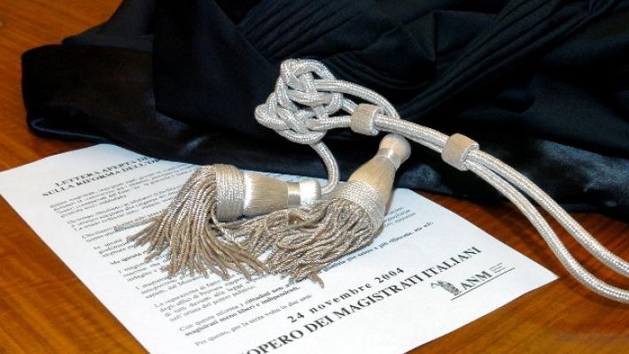Caso Bibbiano, affidi illeciti: Claudio Foti condannato a 4 anni, il sindaco Carletti rinviato a giudizio