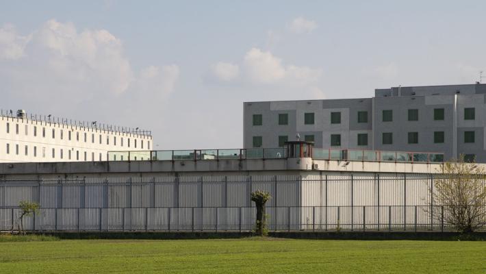 Detenuto pestato e fatto inginocchiare: agente condannato a 1 anno e 4 mesi