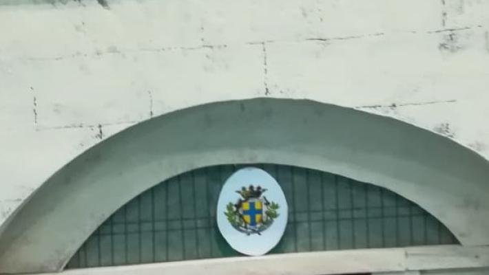 Lo stemma comunale al posto di quello del vescovo Solmi