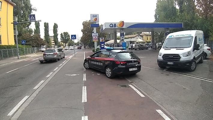 Aggredisce a strappa una catenina d'oro dal collo di un 17enne: denunciato per rapina un 18enne