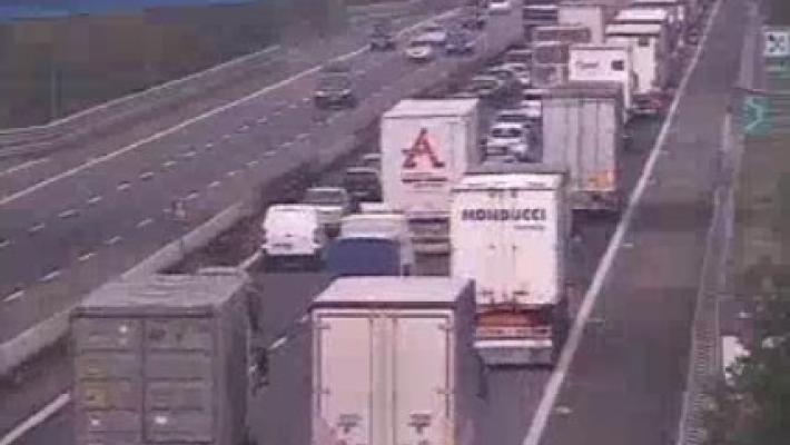 Ancora una mattina da incubo sulle strade: coda di  8km in Autosole e traffico in tilt in citt&agrave;