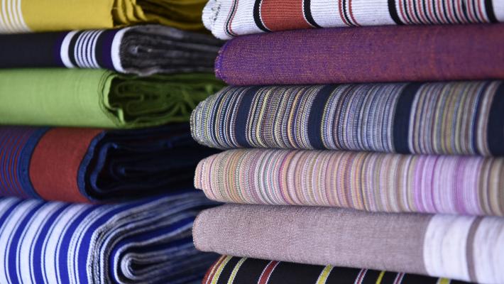 Regala fili e tessuti dell'azienda fallita, boom di chiamate