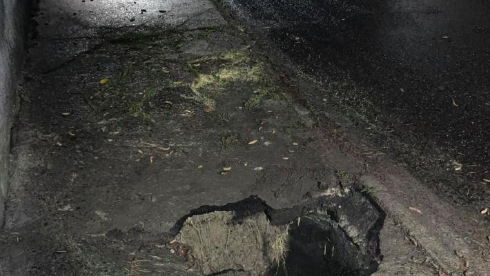 Si apre una buca nel marciapiede mentre passeggia: salsese all'ospedale