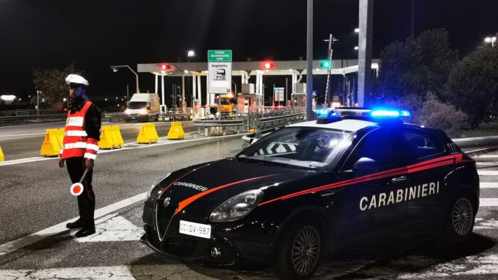 «Signora, ha perso gli occhiali»: e intanto le rubano la borsetta