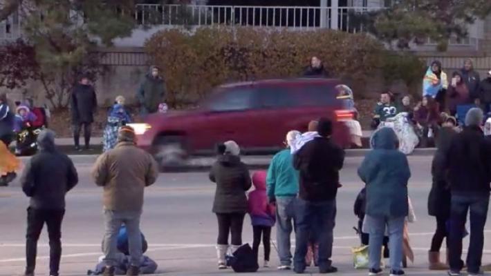 Wisconsin, un  suv piomba sul corteo natalizio: 5 morti e almeno 40 feriti fra cui dei bambini. Fermato un rapper 39enne