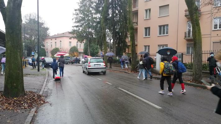 C'&egrave; il divieto ma  passa in auto e rompe il piede ad uno studente