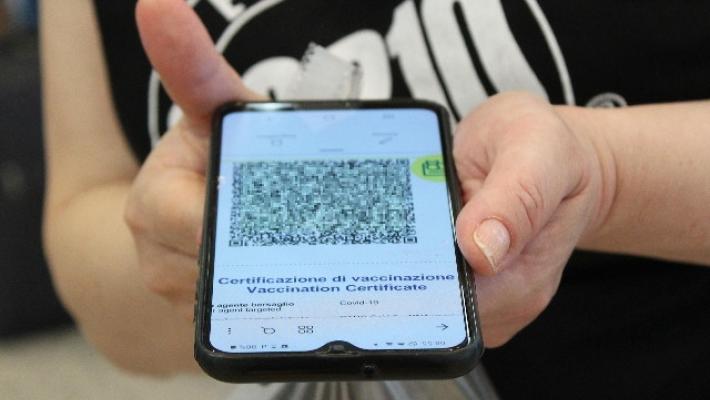 Obbligo del Super Green pass per chi lavora in ristoranti e trasporti. Niente quarantena per chi è vaccinato con 3 dosi
