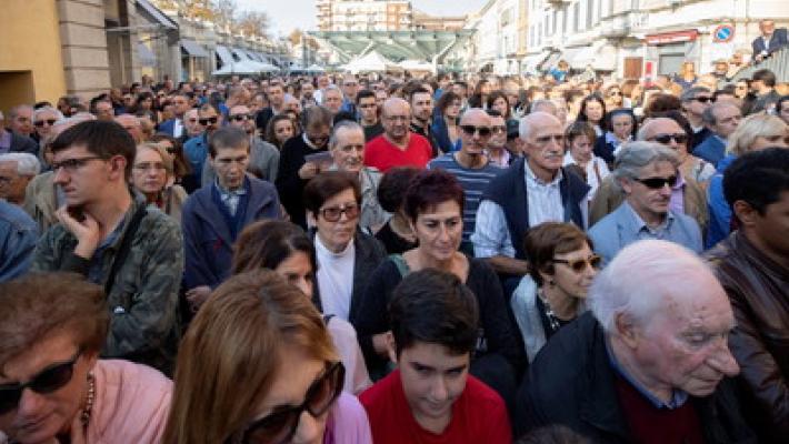 Una folla per il Ponte romano