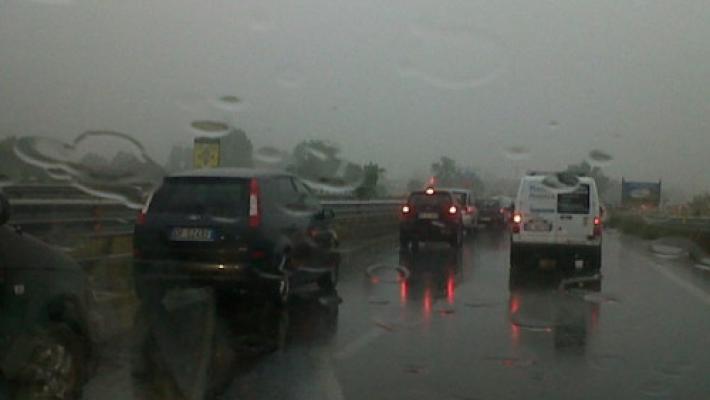 Tamponamento autobus -camion a Vicopò, code: arrivati i vigili del fuoco. Auto fuori strada in tangenziale alle 5,40, un ferito