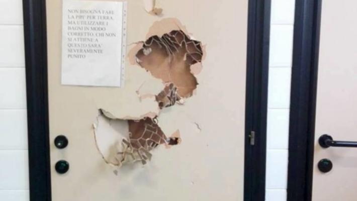 Chi ha rotto la porta dei bagni dei maschi?