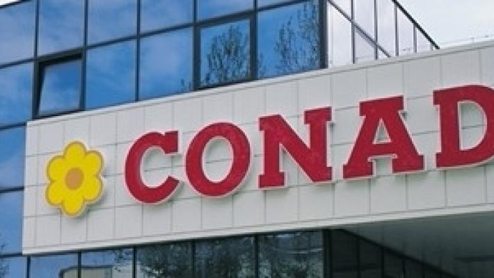 Assorbente fuori dal cestino, &ldquo;Chi ha il ciclo? Senn&ograve; vi calo le mutande io&rdquo;, Conad a Pecara allontana la direttrice