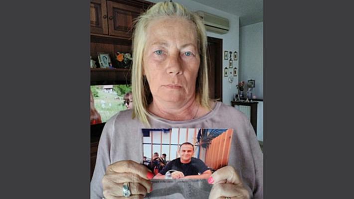 La mamma: «Ridatemi il cellulare con le foto di mio figlio morto»