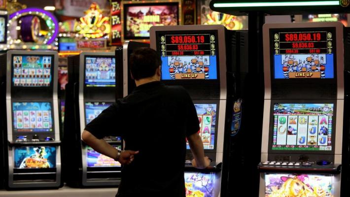 Parma, mille euro a testa giocati alle slot machine