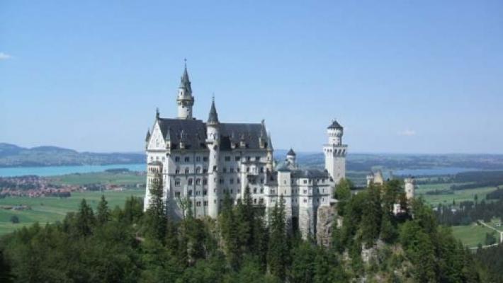 La molesta e la spinge giù dal castello di Ludwig, muore turista