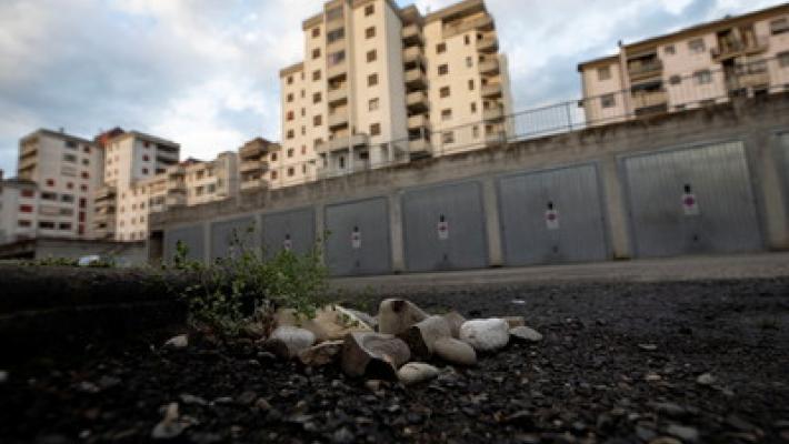 Sassaiola contro auto e garage in via Ilaria Alpi