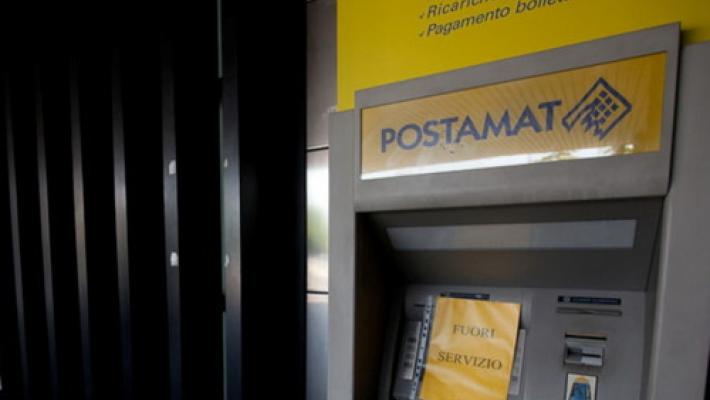 Clonano la Postpay e si impossessano di 15mila euro. Denunciati