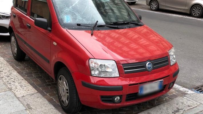 Vandali in via Verdi: lanciato un blocco di cemento su un'auto in sosta