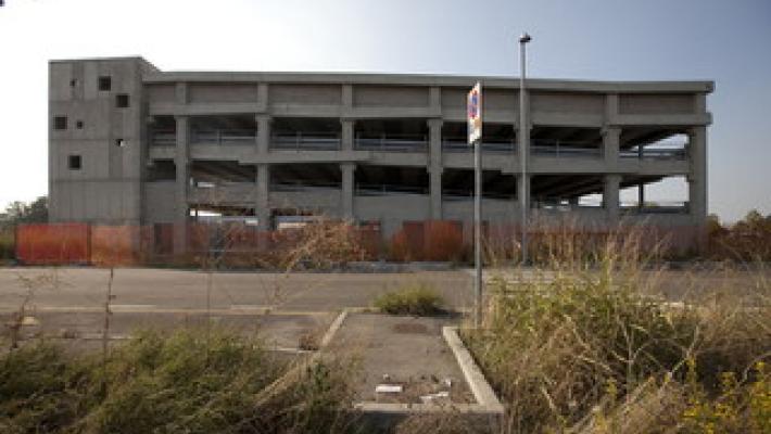 Nuovo sgombero al parcheggio abbandonato
