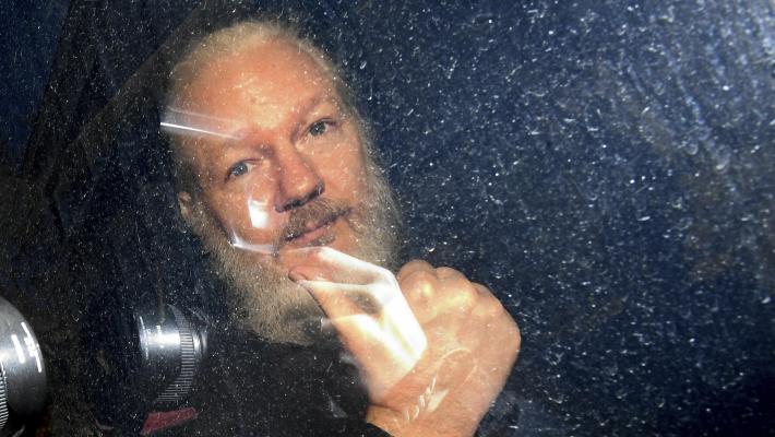 Wikileaks, Julian Assange arrestato a Londra nell'ambasciata dell'Ecuador