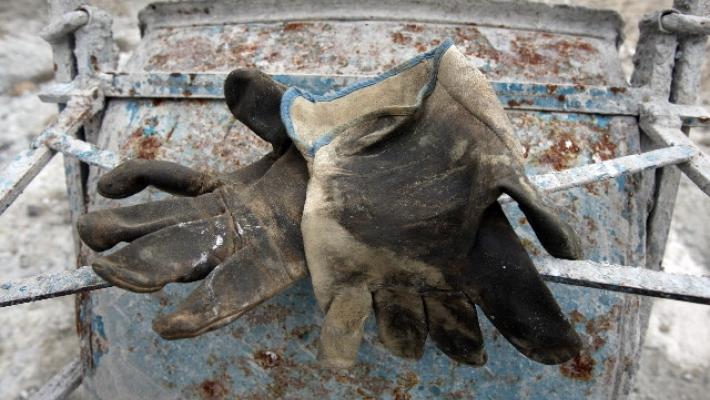 Blocco cemento su operaio, è grave