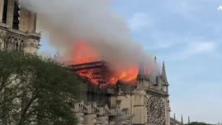 IL PUNTO: Brucia Notre-Dame, Parigi in ginocchio