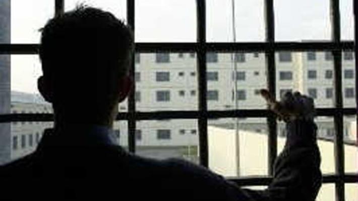I sindacati: "Rivolta nel carcere di Bari, infermiera sequestrata per  alcuni minuti". La Procura apre un'indagine 