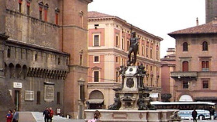 Fuochi d'artificio in piazza Maggiore dopo il matrimonio: denunciato lo sposo a Bologna 
