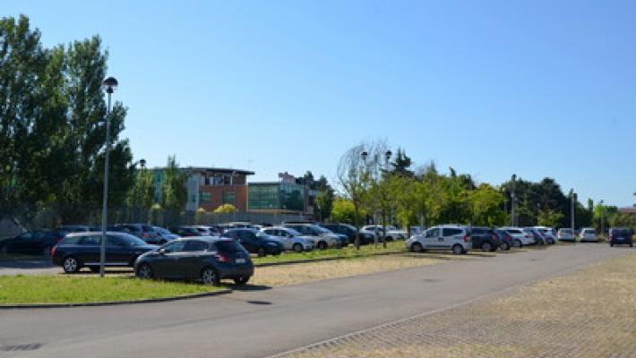 Auto danneggiate e un computer rubato nel parcheggio dell'EgoVillage