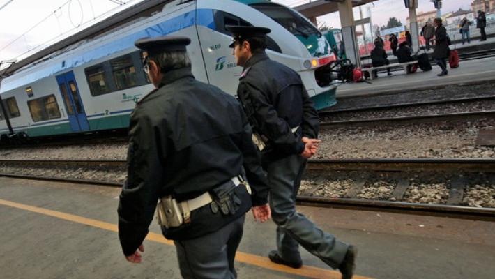 Molestava ragazze sul Bologna-Milano: arrestato. Per le feste oltre un reato al giorno sui treni regionali