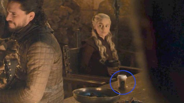 Gaffe del Trono di Spade: sul tavolo compare una tazza di Starbucks