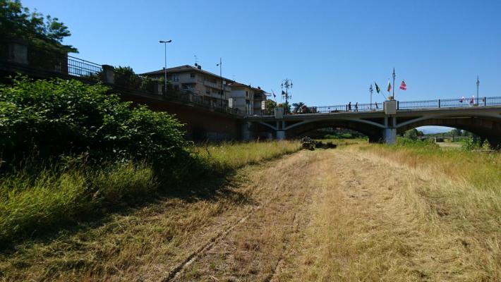 Appiccano il fuoco nel greto torrente Parma e nella zona del Torrione di Strada dei Farnese
