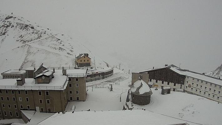 Nevicate in Valtellina, chiusa la statale di Bormio 