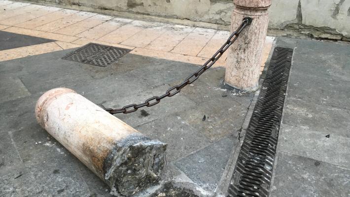 Colonnotto abbattuto in piazzale San Bartolomeo
