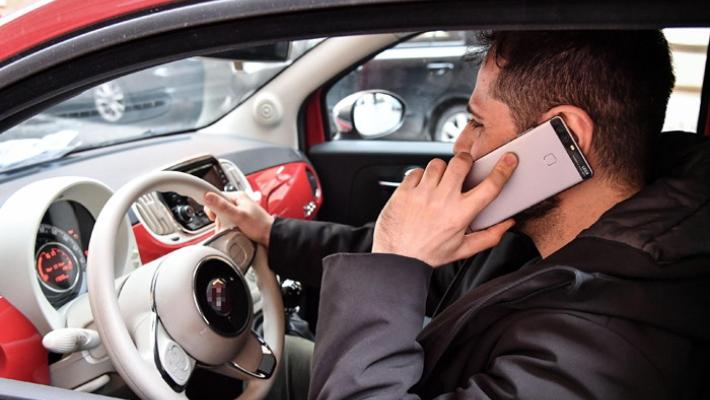 Codice della strada: stop cellulare, si lavora a paletti norma 