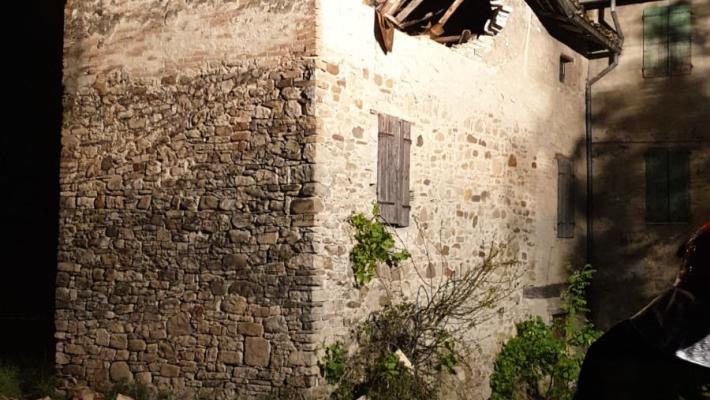 Crolla un tetto, strada per Neviano a senso unico alternato