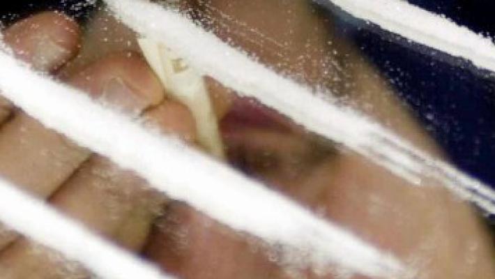 Sniffa polvere bianca in chiesa e posta il video su TikTok: ora rischia una denuncia