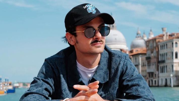 Un ladro ruba  lo smartphone a Rovazzi mentre sta facendo una diretta su Instagram