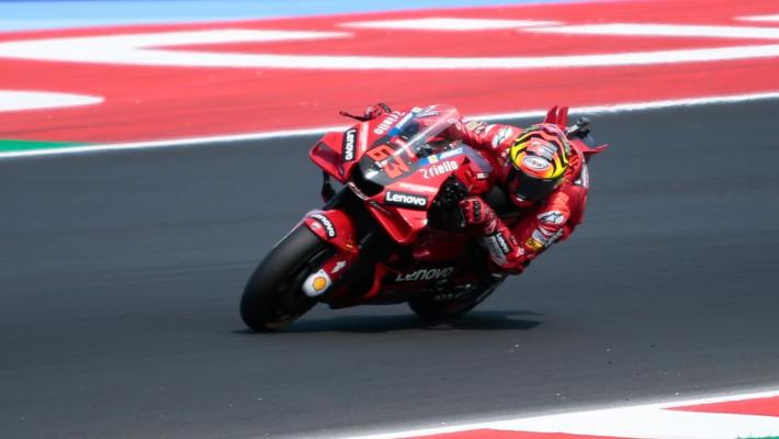 MotoGp, Rins vince in Australia e Bagnaia balza in testa al Mondiale