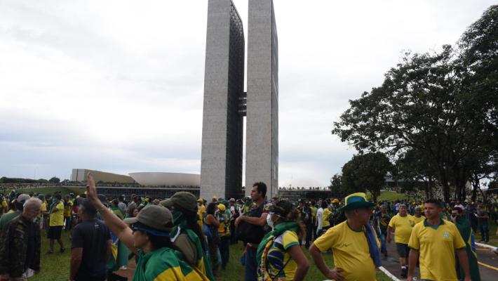 Brasile: palazzi del potere sotto controllo,  centinaia di  arresti, danni a opere d'arte.  Rimosso il governatore di Brasilia